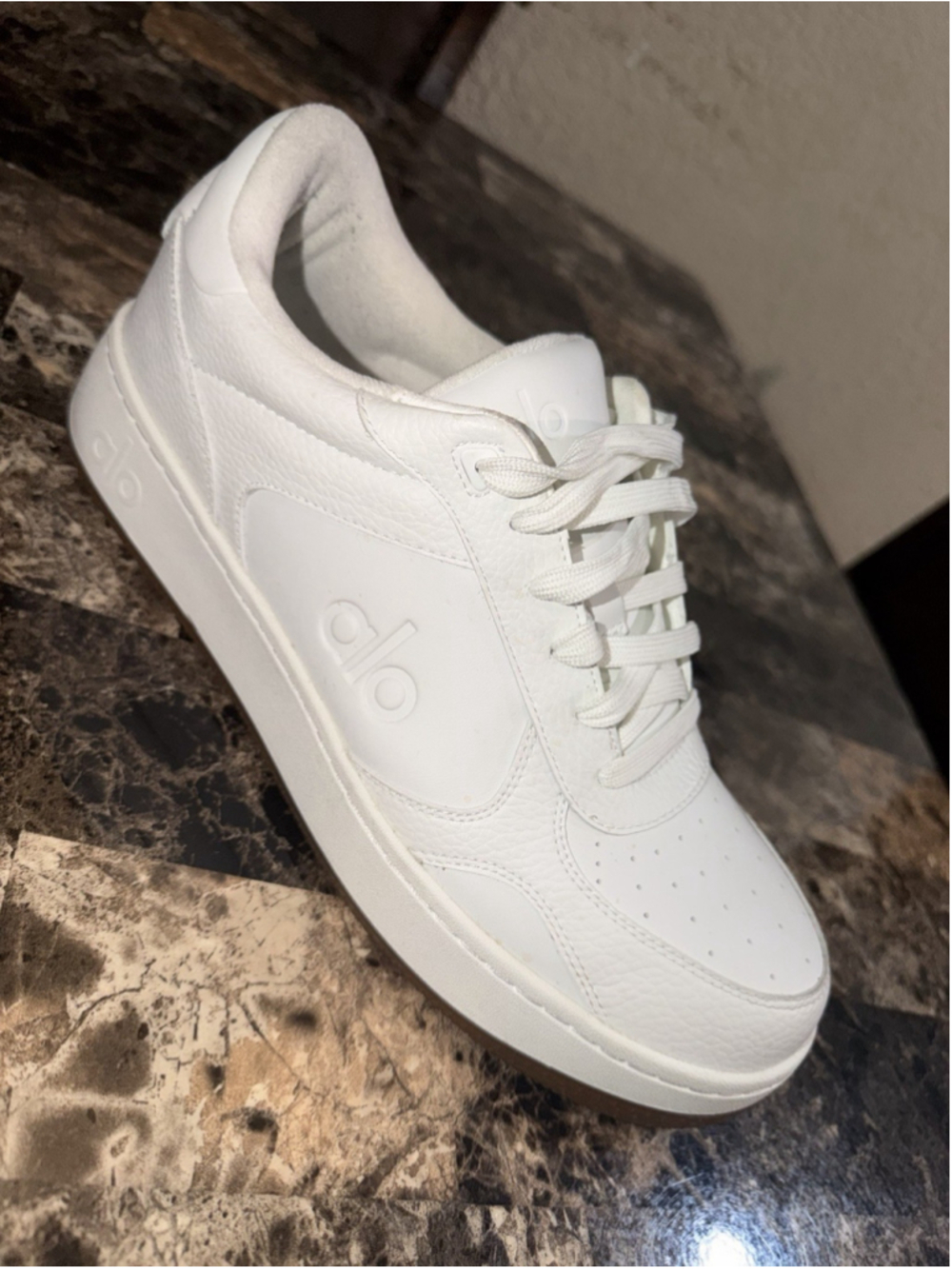 ALO RECOVERY MODEL WHITE VEGAN LEATHER SNEAKER. UNISEX. MEN’S 12. WOMEN’S 13.5